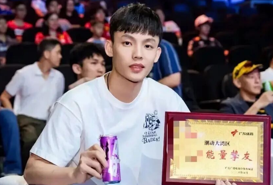 28圈-广东男篮最新动态！徐杰获得新身份，杜锋深夜发声，崔永熙胡明轩参加热身赛，王洪泽出国特训